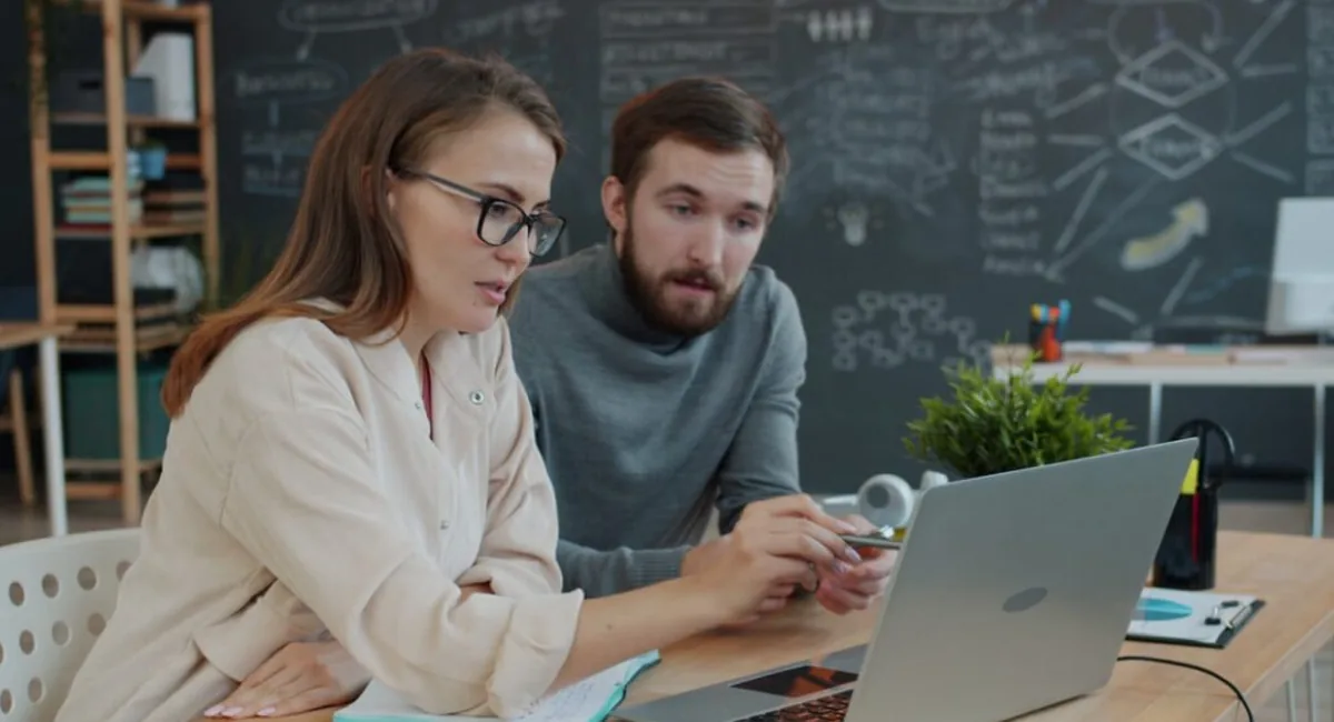 Colleagues comparing tools on a laptop Side-by-side comparison of Deliberate stack vs Tool sprawl — TechieHub infographic