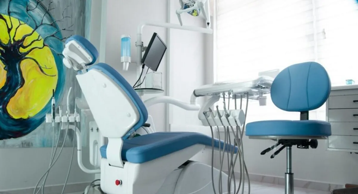 Dental operatory monitor showing radiograph analysis from the best AI tools for dental diagnostics, reviewed chairside with the patient present