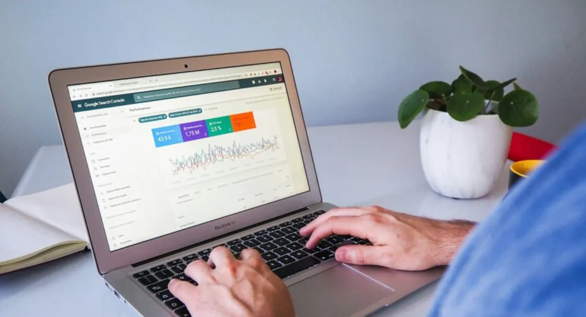 Search Console performance data How answer engines select and cite source content