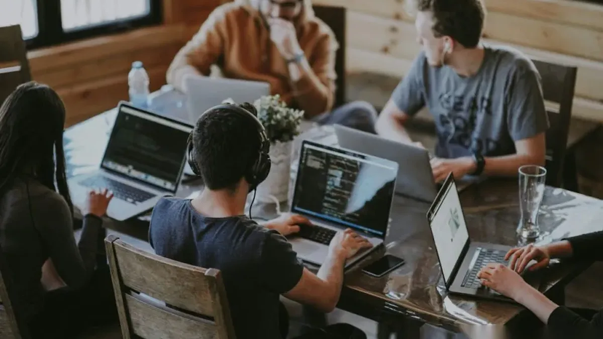 Comparison chart of the best AI tools for data analysis: ChatGPT ADA, Julius AI, Claude, Power BI Copilot, Tableau Pulse, Polymer — TechieHub infographic
