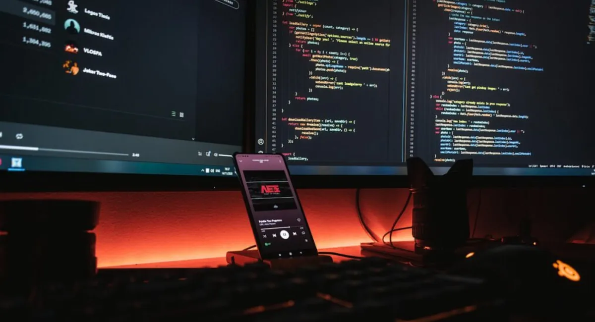b2 AI API developer workstation 1 Comparison chart of the best AI API: OpenAI, Anthropic, Google Gemini, DeepSeek, OpenRouter, Groq — TechieHub infographic