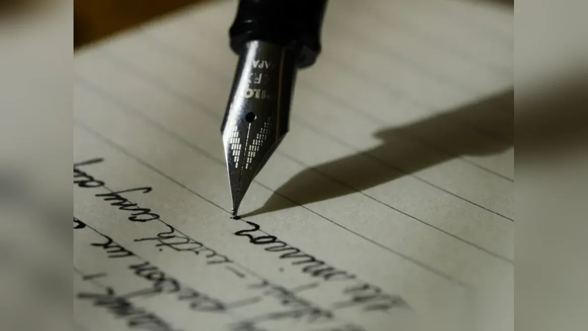 b2 prompt engineering writing desk 1 Key concepts of What Is Prompt Engineering? A Practical 2026 Guide: Zero-shot, Few-shot, Chain-of-thought, Role framing, Output format, Prompt chaining — TechieHub infographic