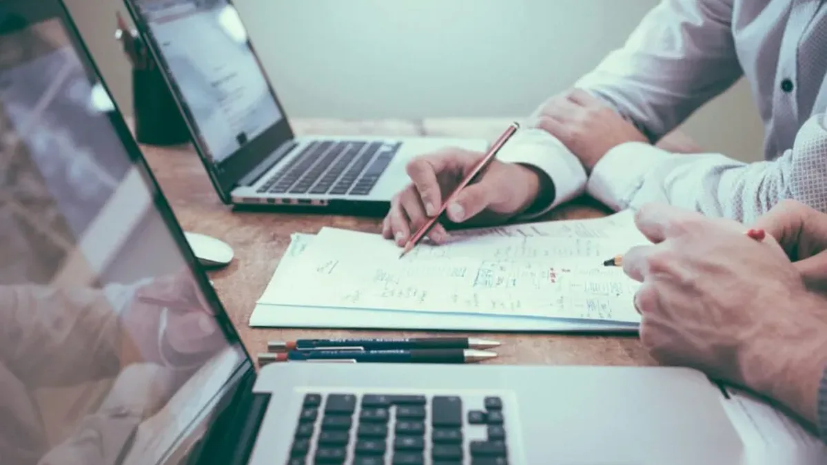 Table matching AI writing tools to the right use case: Everyday drafting and brainstorming, Long-form explainers and…