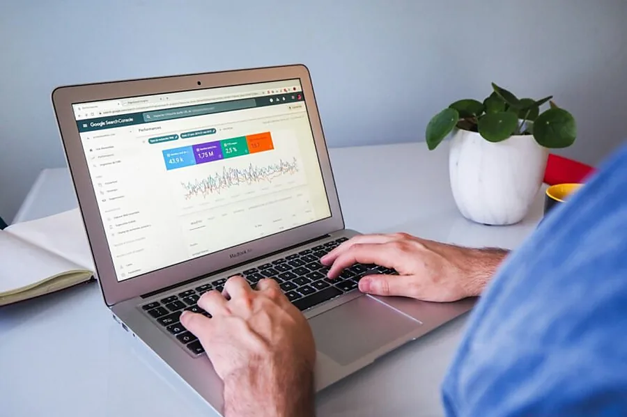 How answer engines select and cite source content