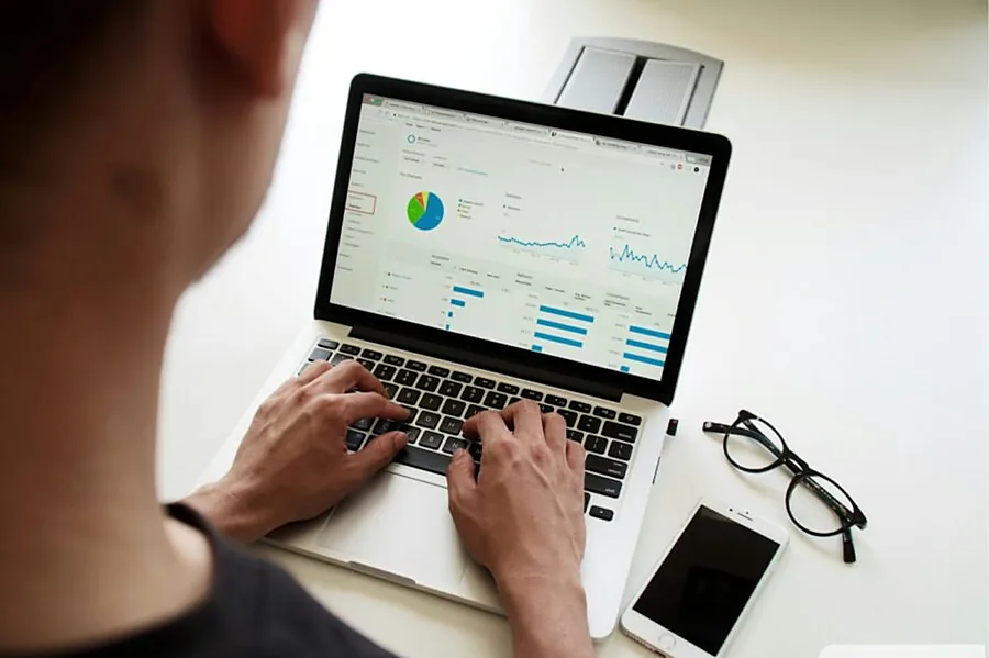 What can AI still not do in data analysis?