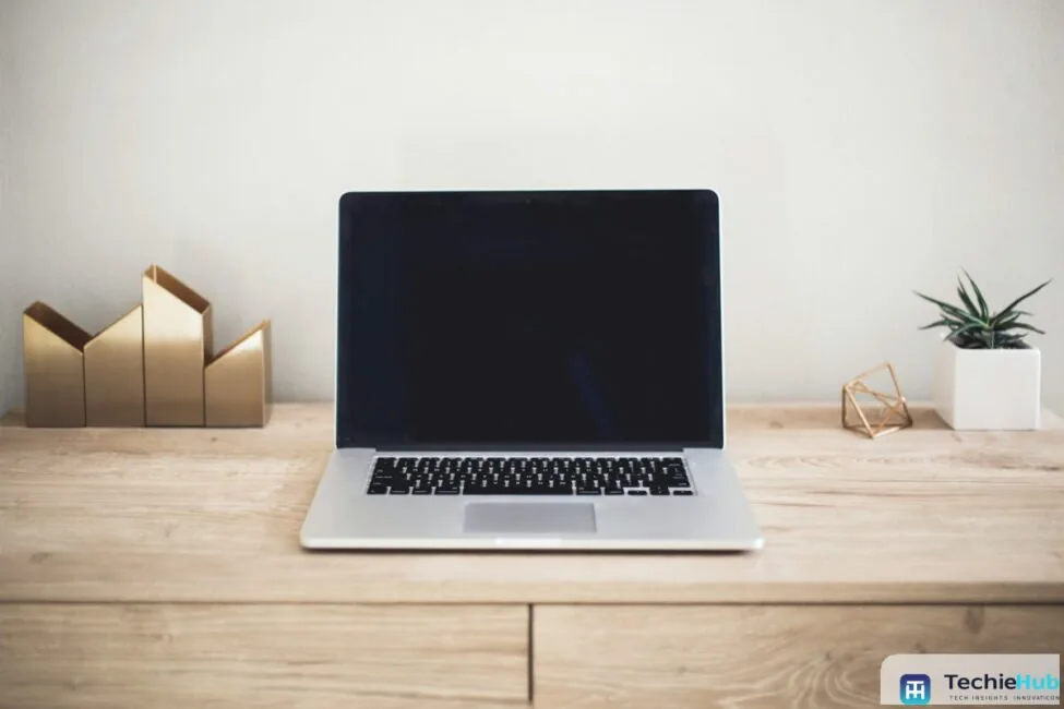 Comparison chart of the best open source LLM: Qwen, DeepSeek, GLM, Llama, Mistral, Gemma — TechieHub infographic